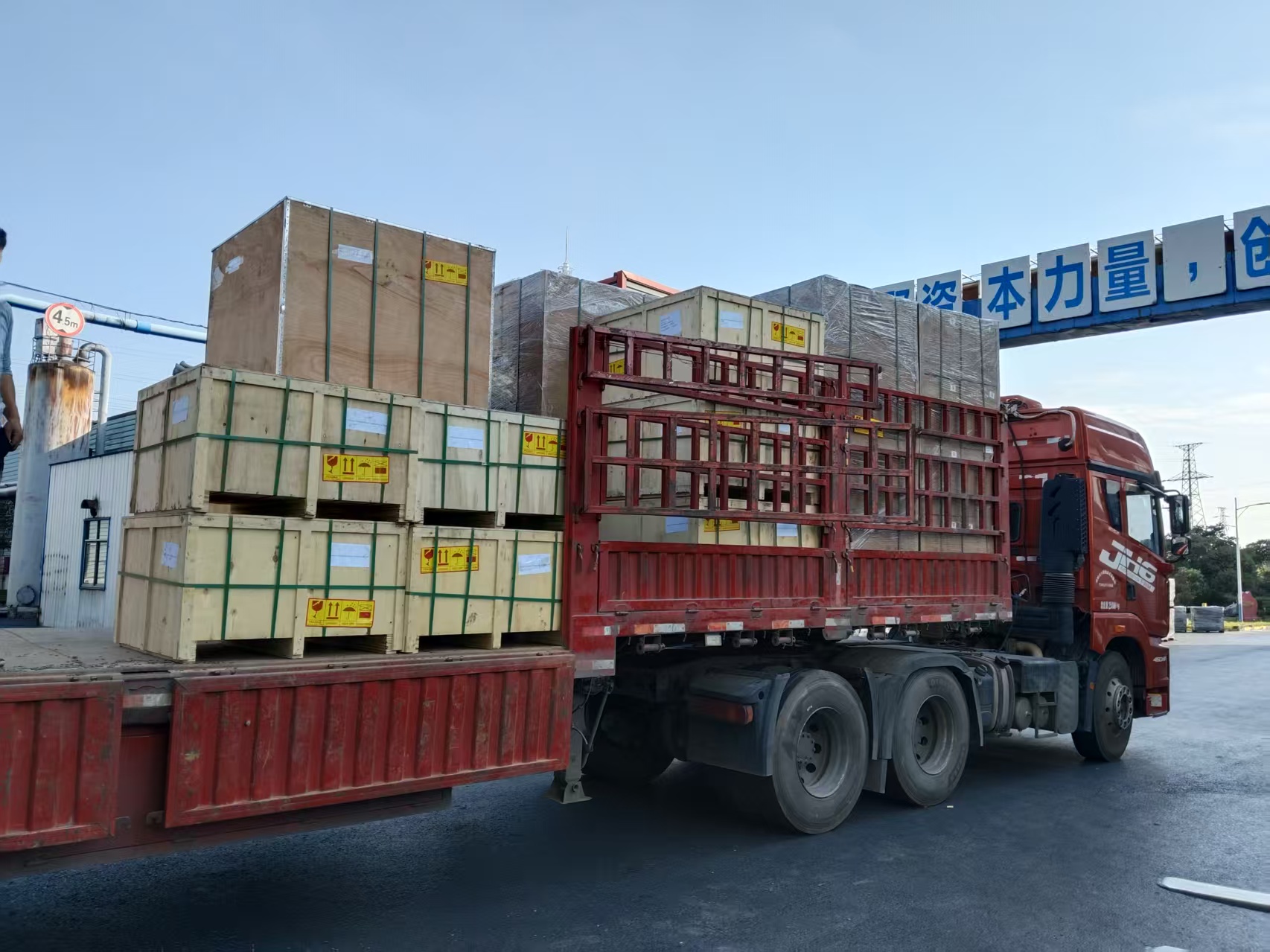 Emballage s&eacute;curis&eacute; des pi&egrave;ces du four en graphite dans des caisses en contreplaqu&eacute; renforc&eacute; sur un camion de livraison.