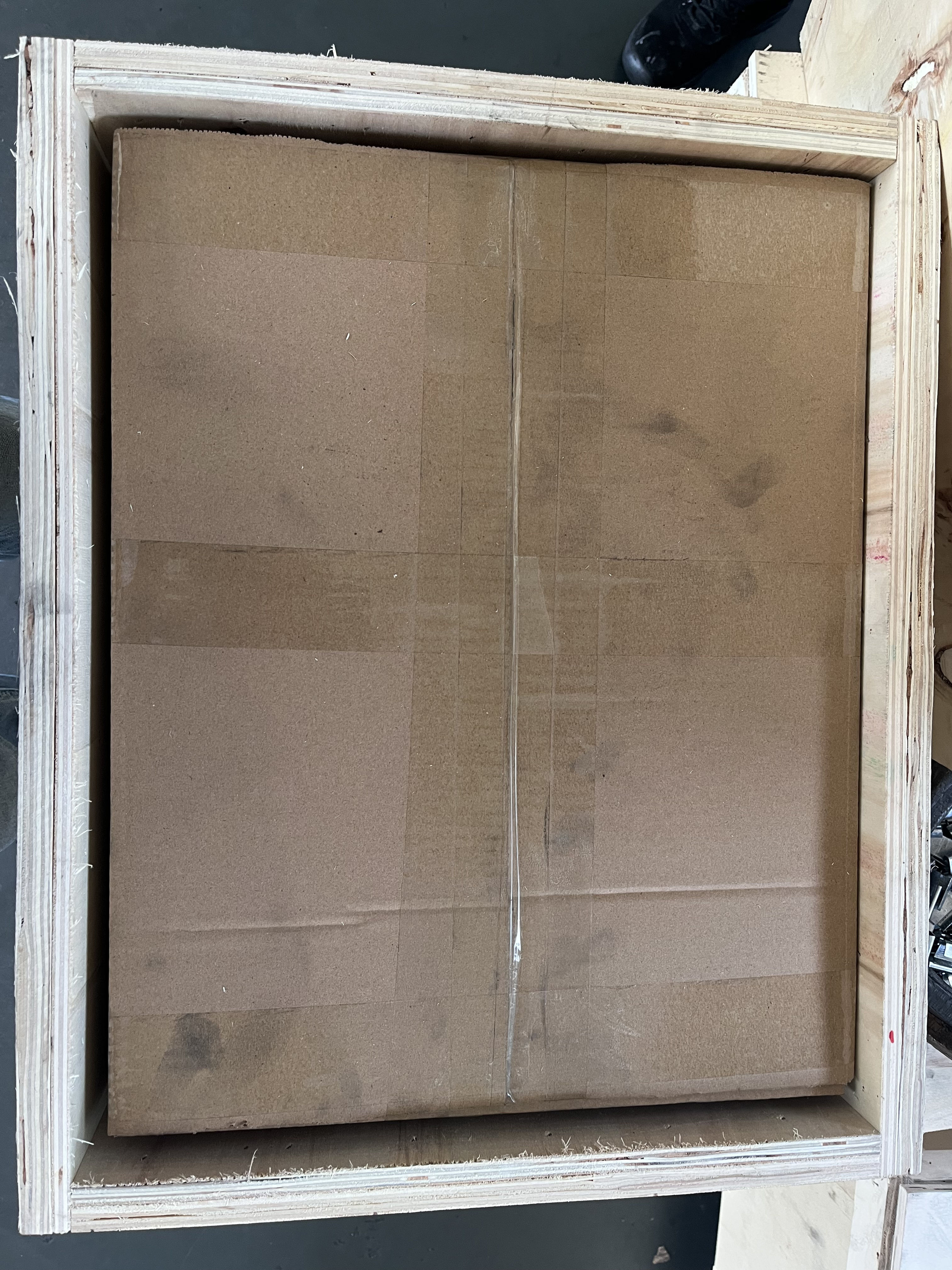 Anneau en graphite emball&eacute; dans une caisse en bois avec une bo&icirc;te en carton int&eacute;rieure