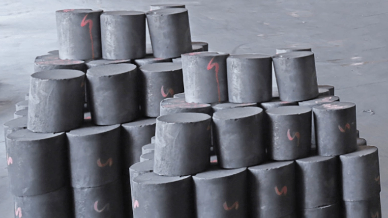 La façon dont le graphite à grain fin améliore la durabilité et l'efficacité des moules et des matrices