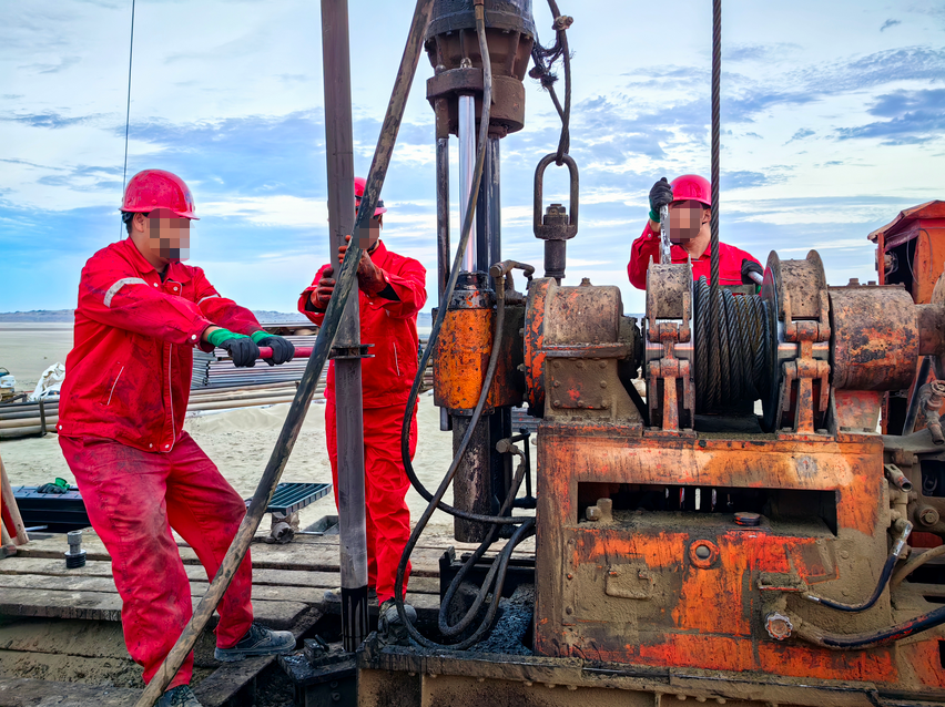 Une sc&egrave;ne d'op&eacute;rations de carottage au diamant sur un site d'exploration g&eacute;ologique, avec des forets fabriqu&eacute;s &agrave; l'aide de moules en graphite de haute puret&eacute; pour un &eacute;chantillonnage de carottes efficace et stable.