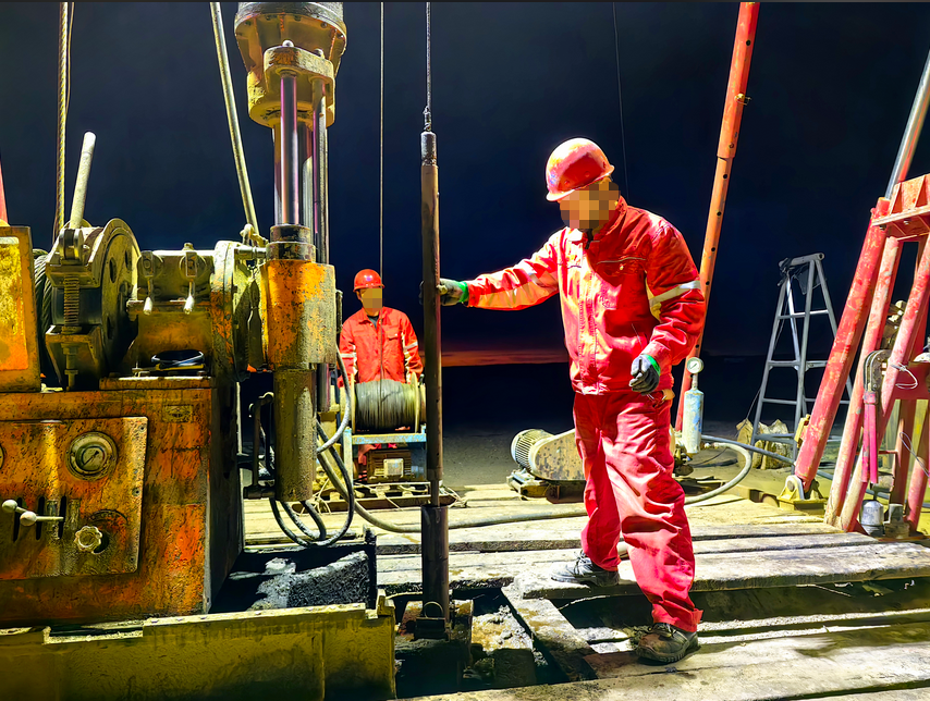 Tr&eacute;pans au diamant utilis&eacute;s sur un site de forage technique&nbsp;; ces forets, fabriqu&eacute;s &agrave; l'aide de moules en graphite, offrent une haute pr&eacute;cision et conviennent aux fondations de construction et aux forages techniques.