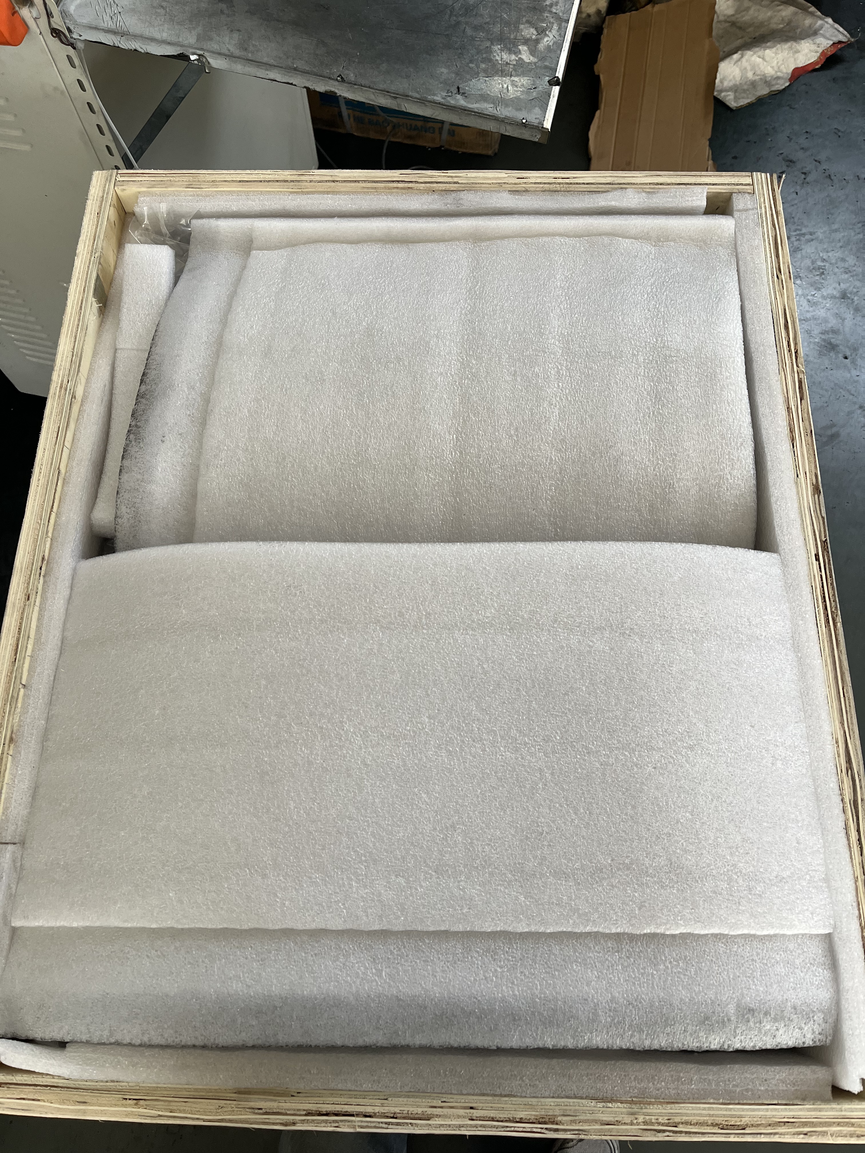 Anneau en graphite emball&eacute; dans une caisse en bois avec mousse de polystyr&egrave;ne expans&eacute;