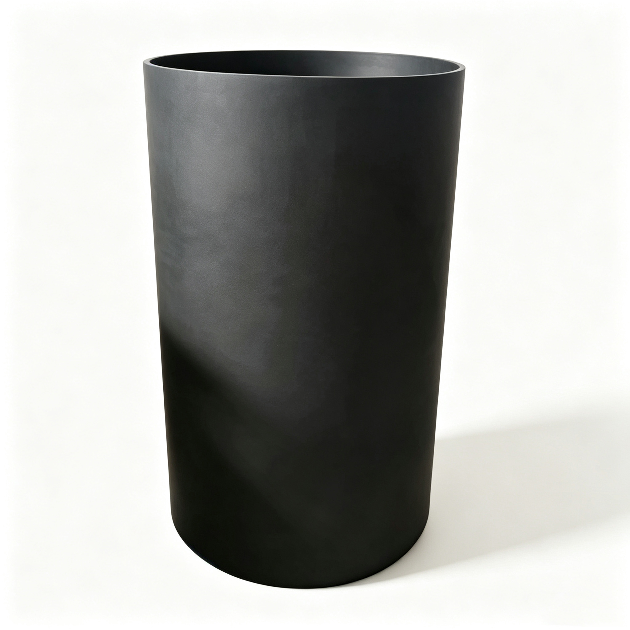 Creuset en graphite &agrave; paroi haute, finition fonc&eacute;e, vue lat&eacute;rale, grand r&eacute;cipient de fusion industriel cylindrique avec fond arrondi, mat&eacute;riau en graphite dense pour utilisation dans un four &agrave; haute temp&eacute;rature Carbone NHD