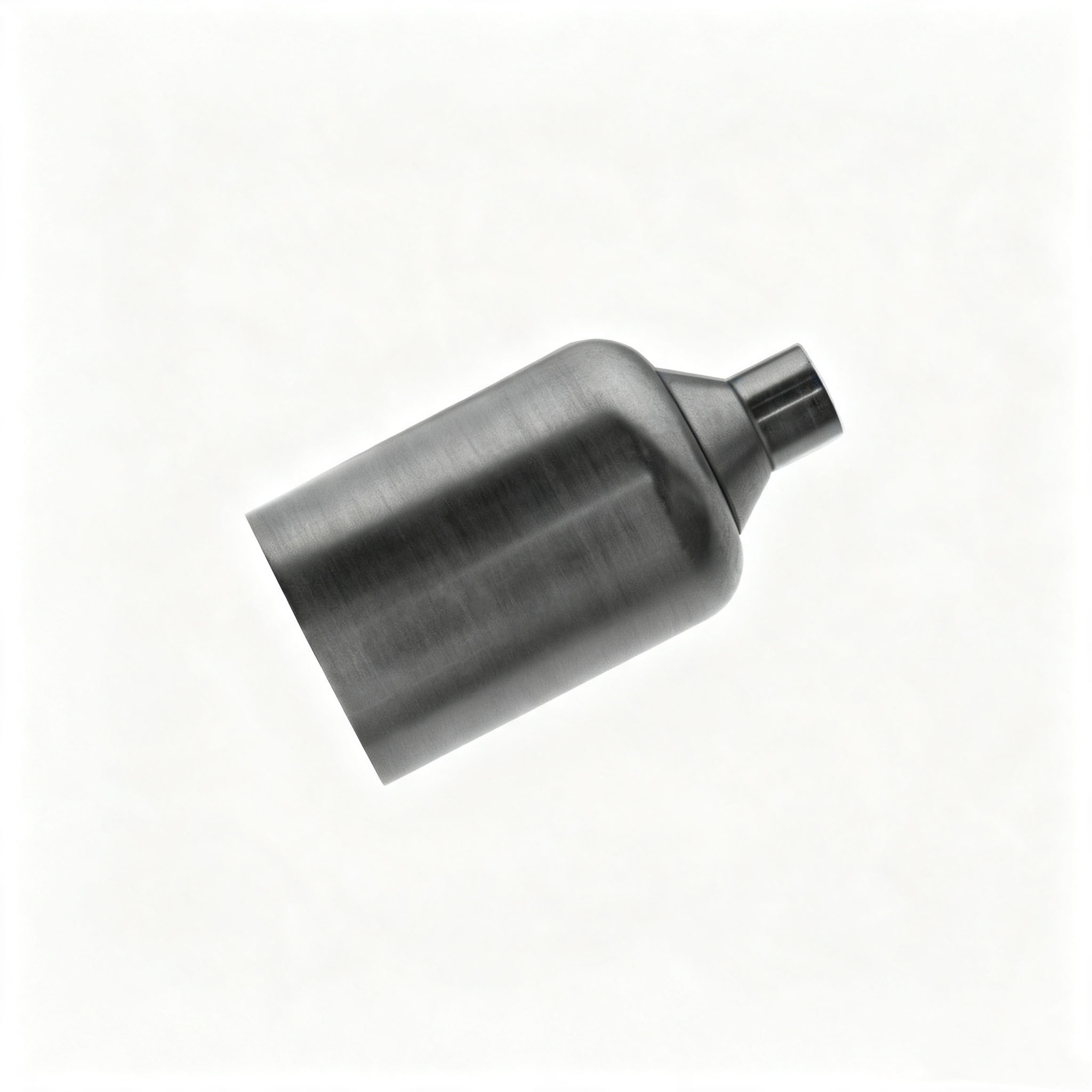 Photo de produit inclin&eacute;e d'un creuset en graphite press&eacute; isostatique avec col de d&eacute;charge conique int&eacute;gr&eacute;, pot en graphite aux dimensions personnalisables pour &eacute;quipement de coul&eacute;e automatique