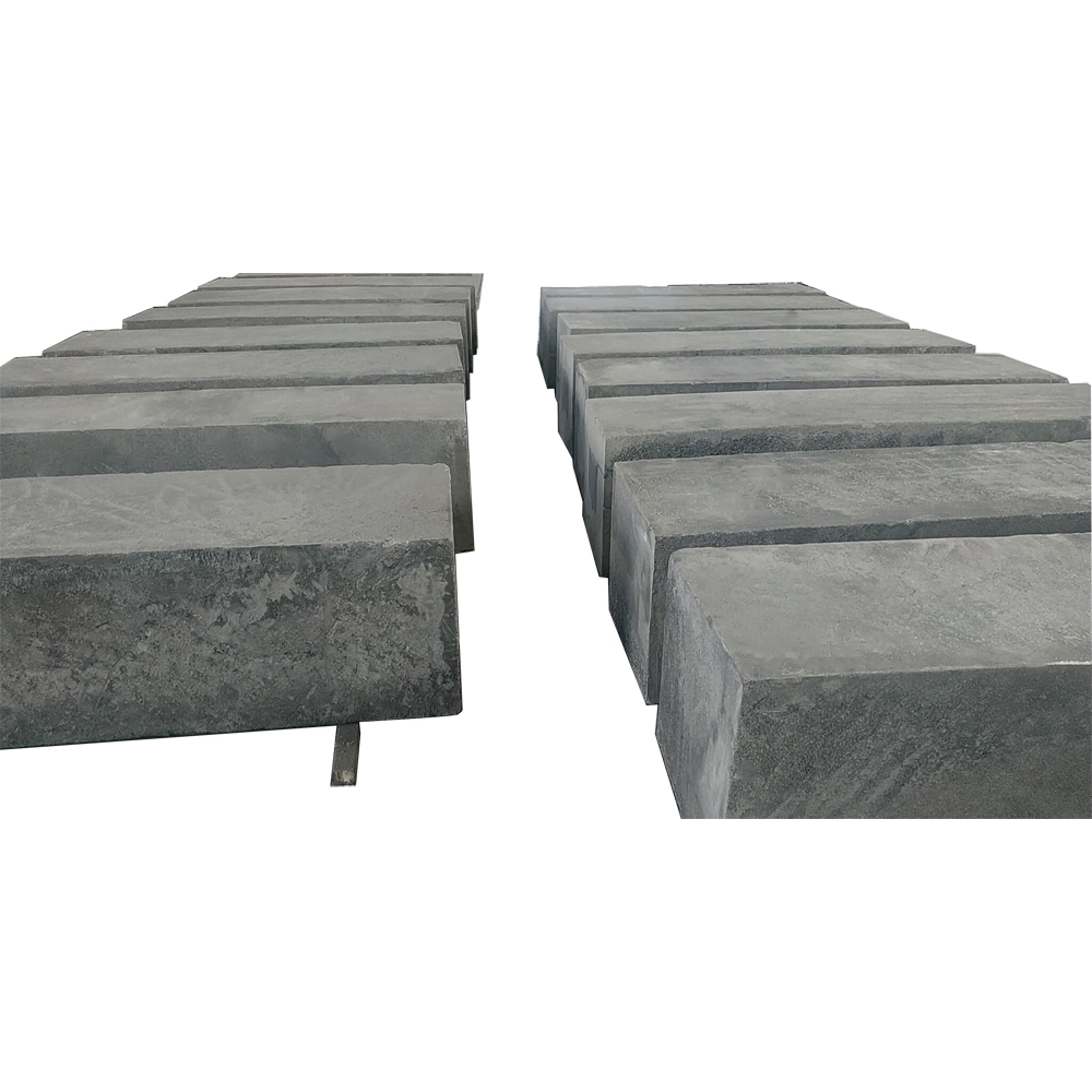Lot de blocs de graphite &agrave; grain moyen dispos&eacute;s dans une ligne de production, moul&eacute;s par vibration avec une granulom&eacute;trie constante de 0,8 mm &agrave; 2,0 mm et une densit&eacute; stable pour la fabrication de moules industriels