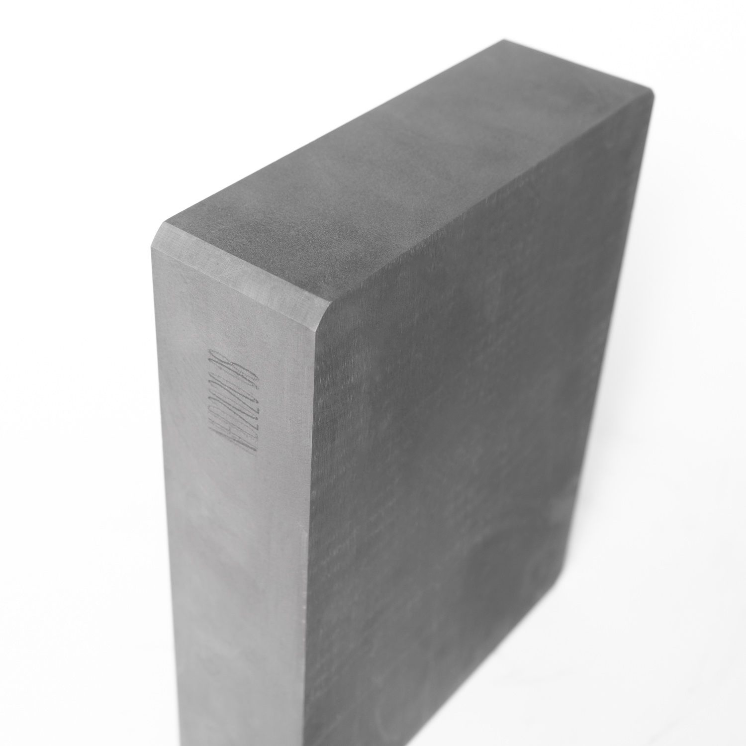 Vue lat&eacute;rale d'un bloc de graphite avec marque d'identification grav&eacute;e, indiquant la tra&ccedil;abilit&eacute; et le contr&ocirc;le qualit&eacute;