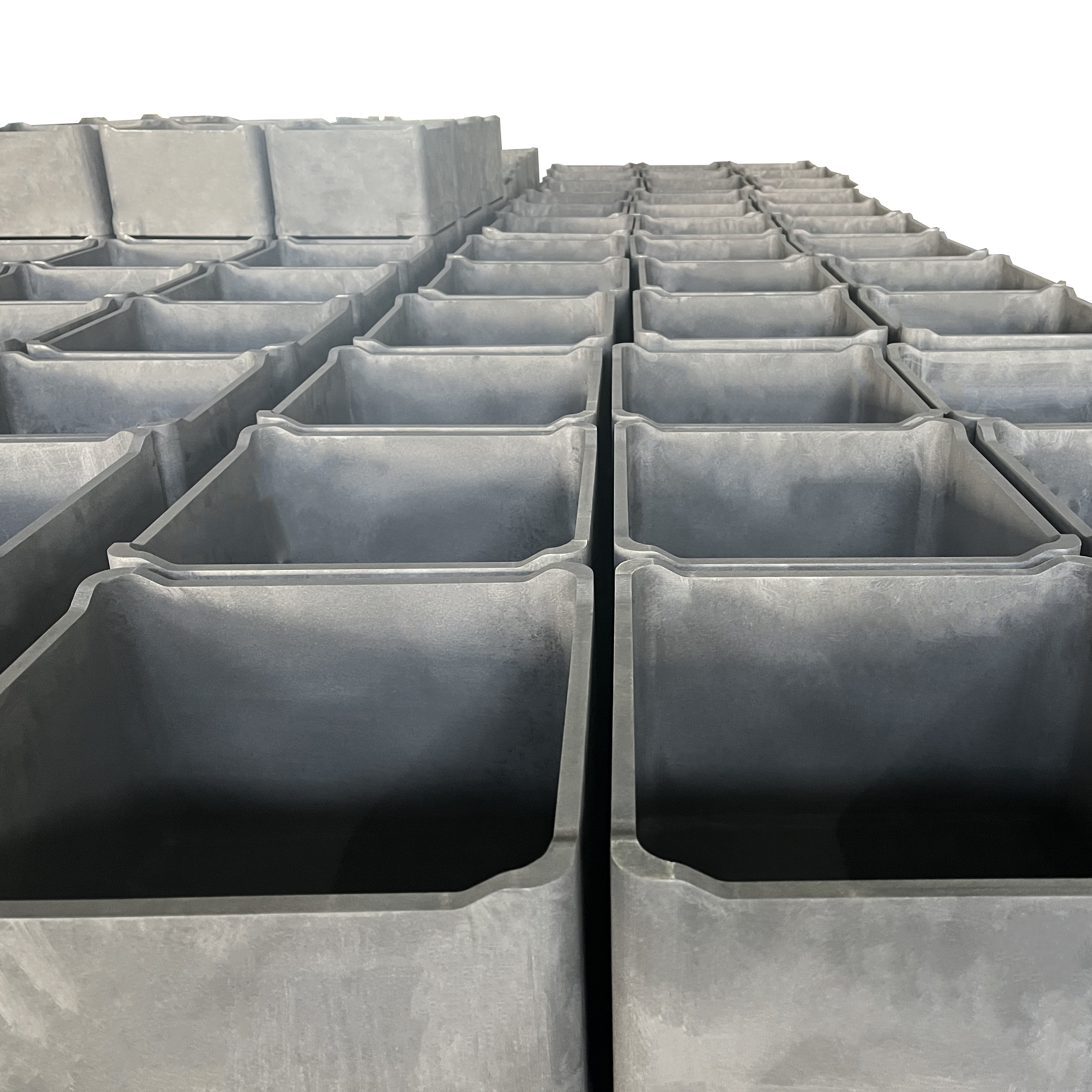 Grand lot de saggers de graphite isostatique dans une pile en perspective montrant une qualit&eacute; constante et des dimensions uniformes pour les commandes de m&eacute;tallurgie des poudres &agrave; grand volume