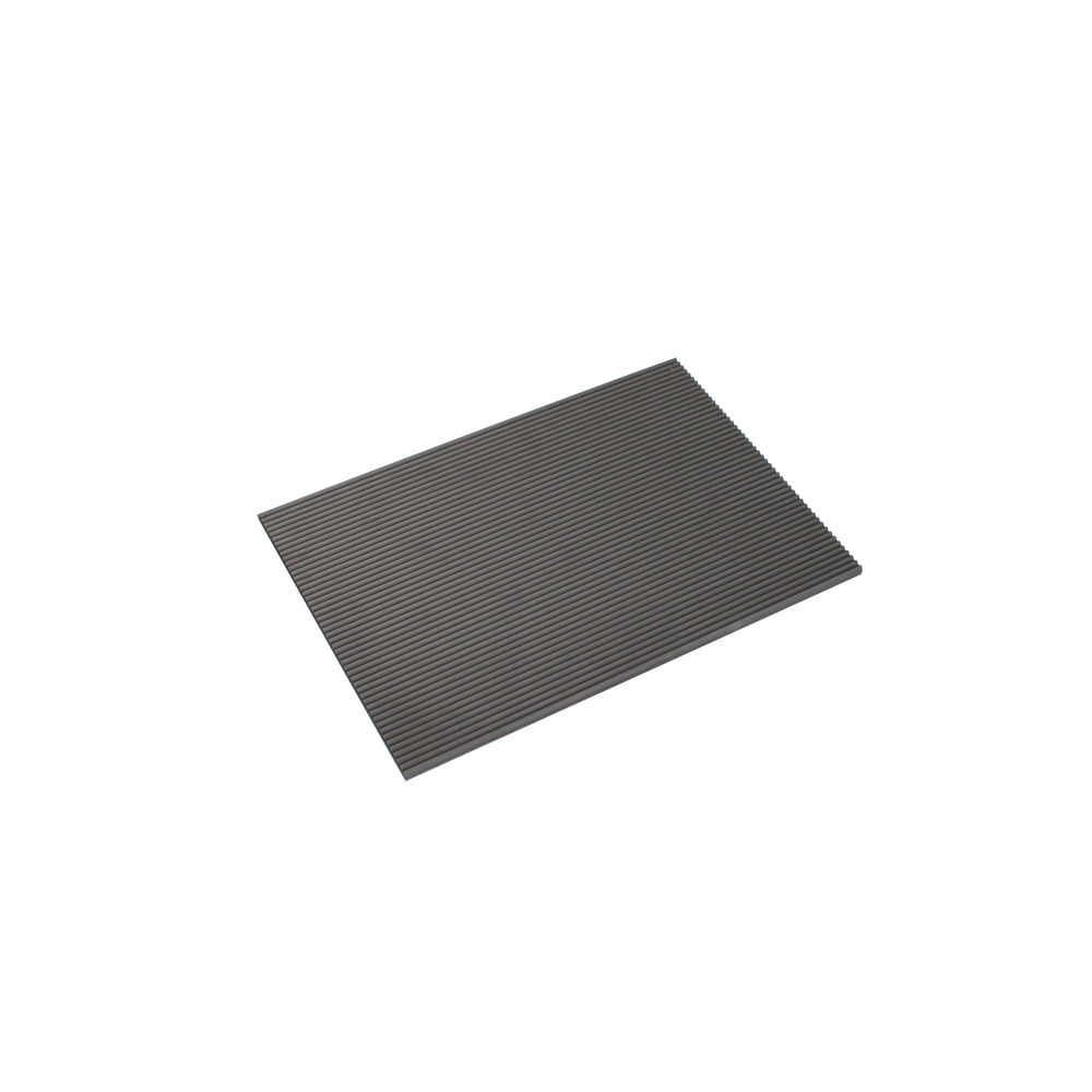 Vue inclin&eacute;e d'une plaque de graphite isostatique &agrave; fines rainures avec des cr&ecirc;tes parall&egrave;les uniformes pour une application de dissipateur thermique &agrave; semi-conducteurs