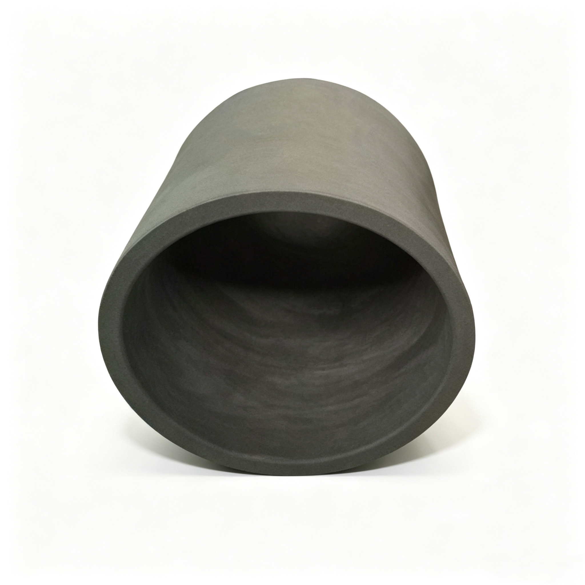 Creuset en graphite standard &agrave; paroi &eacute;paisse, vue de dessus inclin&eacute;e, surface int&eacute;rieure lisse et sombre, creuset industriel cylindrique pour le raffinage des m&eacute;taux pr&eacute;cieux, graphite isostatique haute densit&eacute; NHD Carbon
