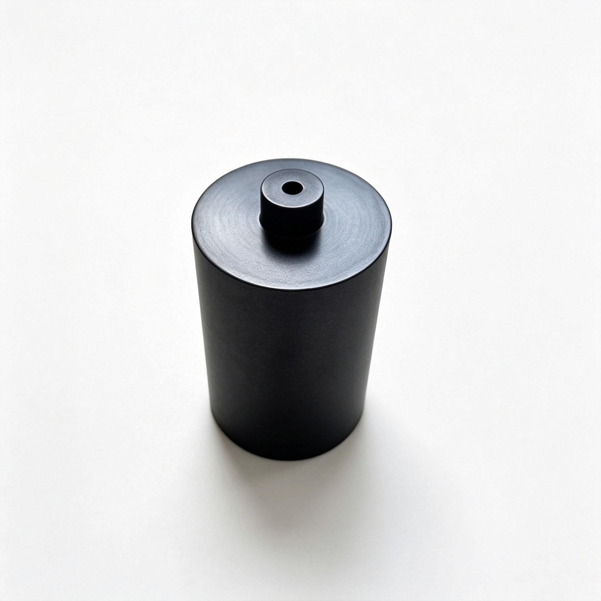 Creuset droit en graphite de haute puret&eacute; avec un trou central en bas, r&eacute;cipient de fusion en graphite anti-oxydation pour la fusion d'alliages de m&eacute;taux pr&eacute;cieux