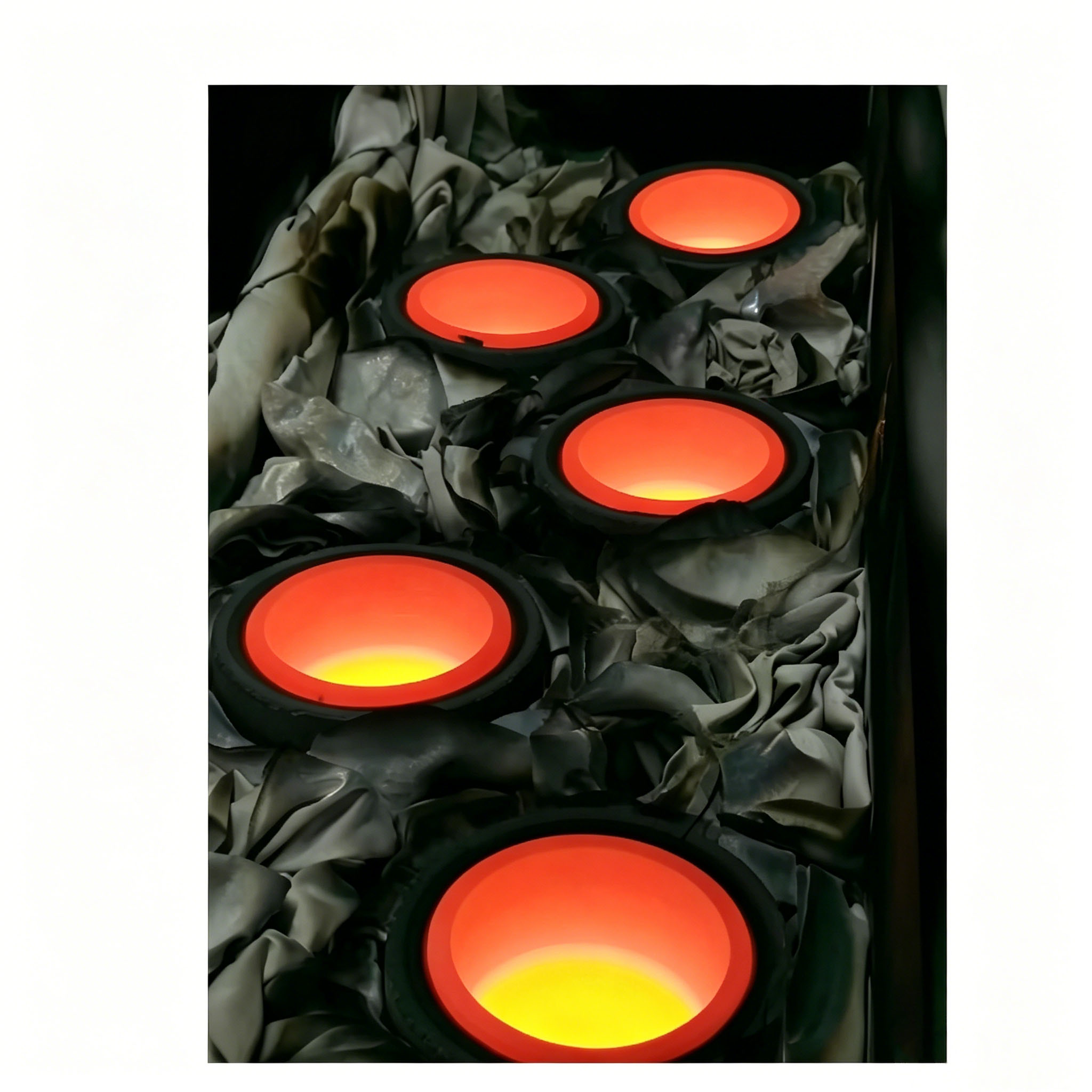 Creusets en graphite de haute puret&eacute; brillant pendant l'&eacute;vaporation de l'aluminium dans la chambre de rev&ecirc;tement sous vide, montrant un chauffage uniforme et une longue dur&eacute;e de vie
