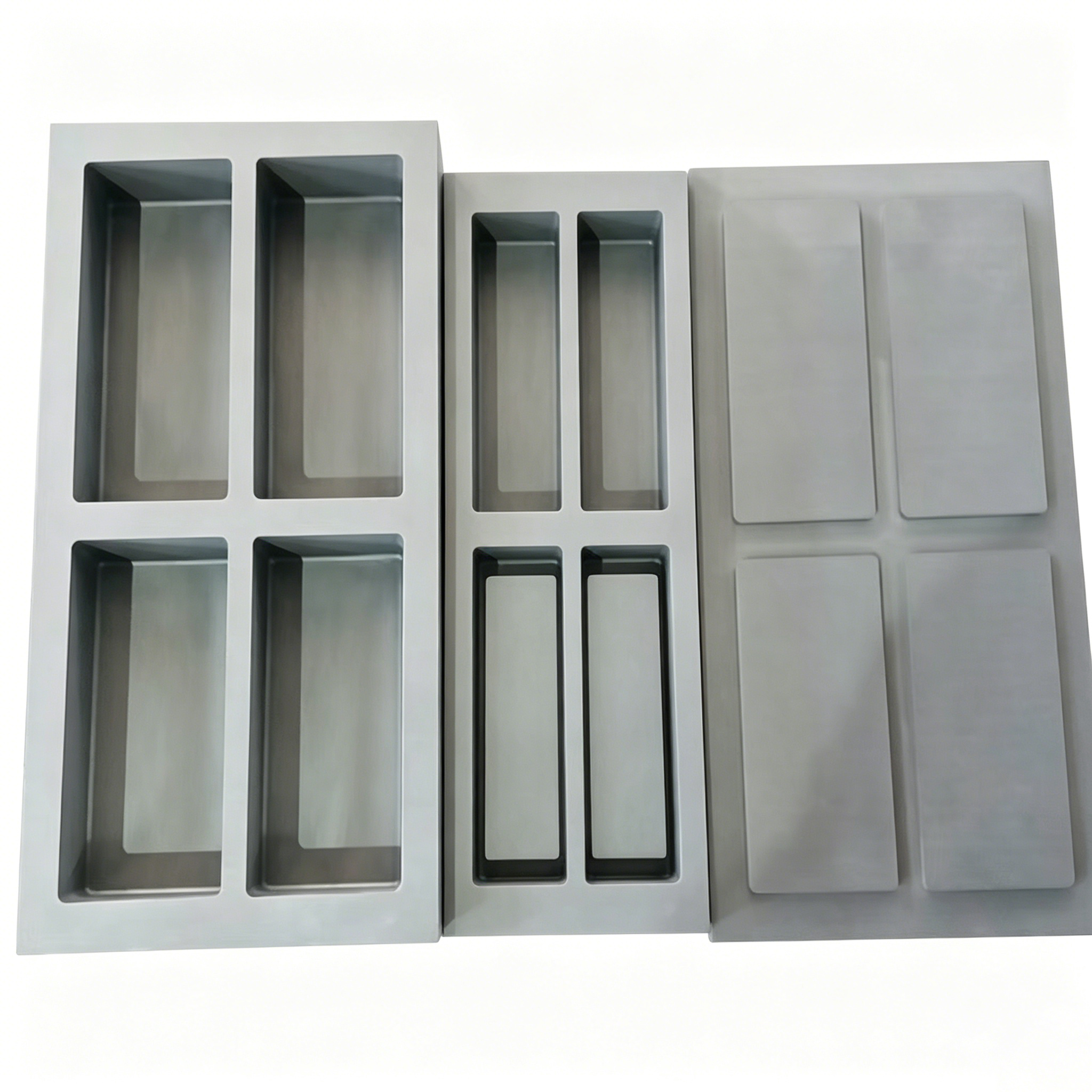 Deux lingoti&egrave;res en graphite &agrave; 4 cavit&eacute;s avec diff&eacute;rentes tailles de fentes et plaque de recouvrement assortie
