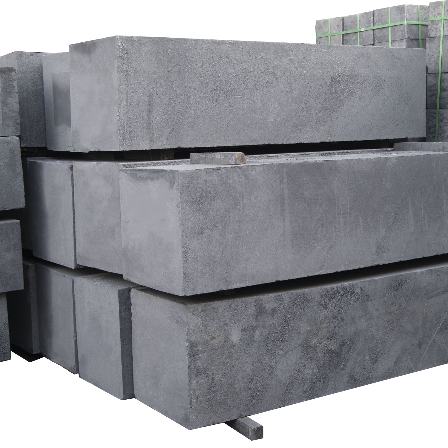 Blocs de graphite &agrave; grain moyen de grande taille empil&eacute;s dans l'entrep&ocirc;t de l'usine, processus de moulage par vibration, longueur maximale de 3 600 mm, densit&eacute; 1,62-1,72 g/cm&sup3; pour le rev&ecirc;tement du four et les moules de coul&eacute;e