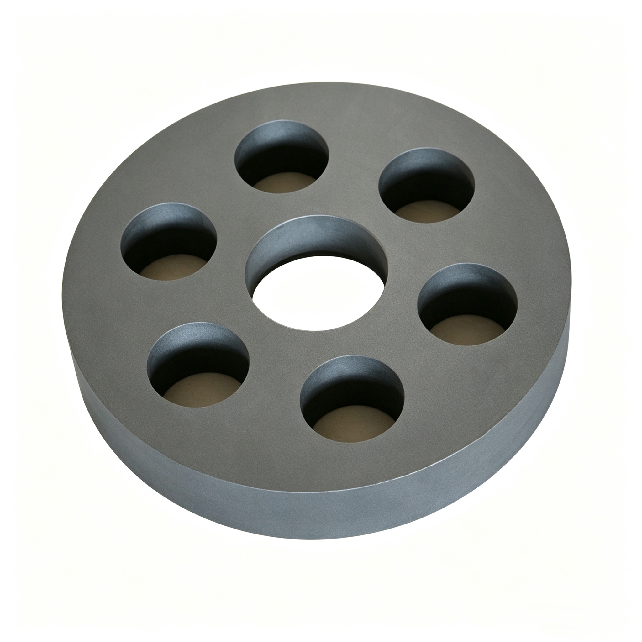 Disque en graphite robuste avec bord chanfrein&eacute; et motif &agrave; six trous autour de l'al&eacute;sage central, plateau de frittage en carbone usin&eacute; avec pr&eacute;cision pour une r&eacute;partition uniforme du poids dans le four sous vide.