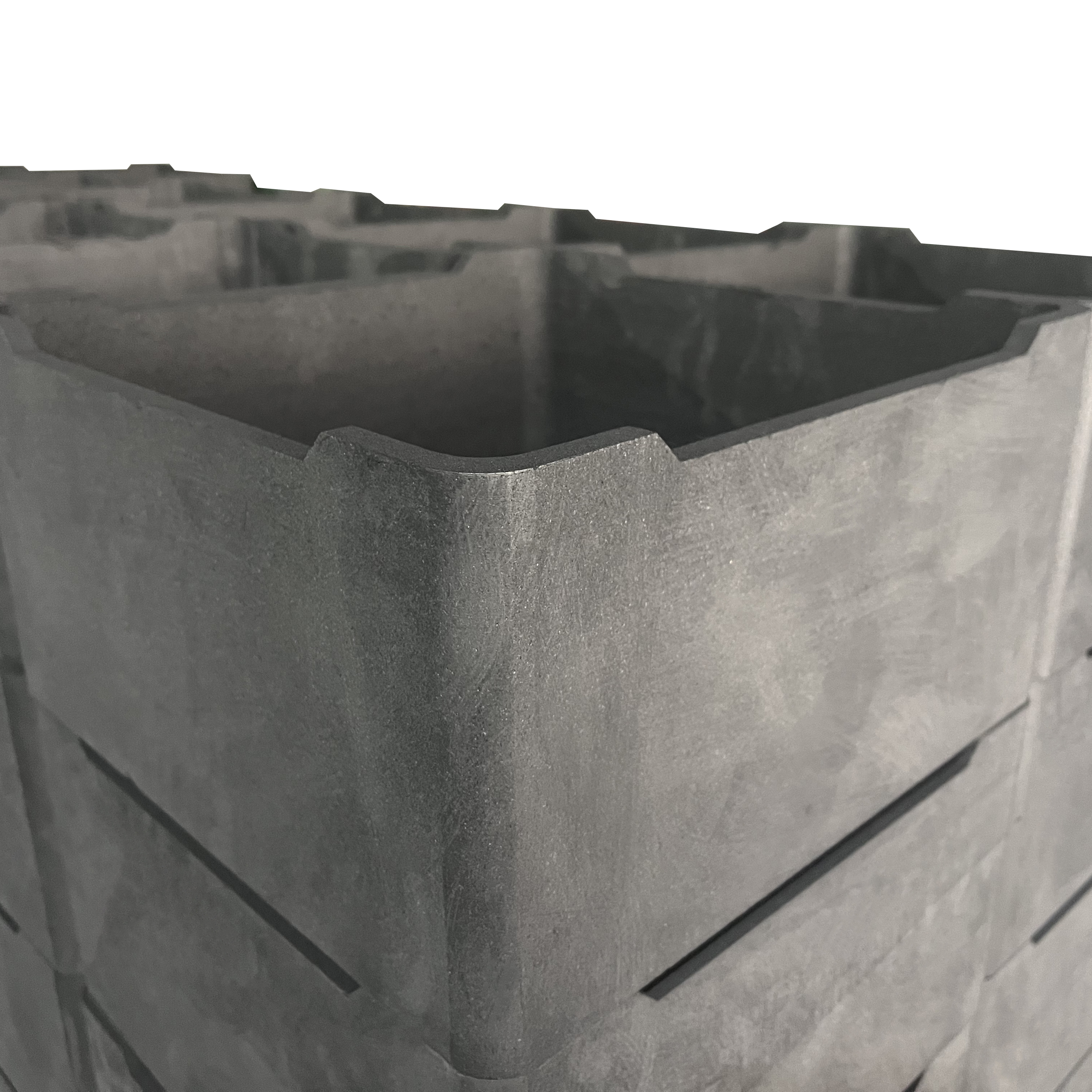 Gros plan du bord &eacute;vas&eacute; en graphite montrant un design aux coins arrondis et une &eacute;paisseur de paroi uniforme pour une meilleure r&eacute;sistance aux chocs thermiques lors du traitement thermique sous vide.