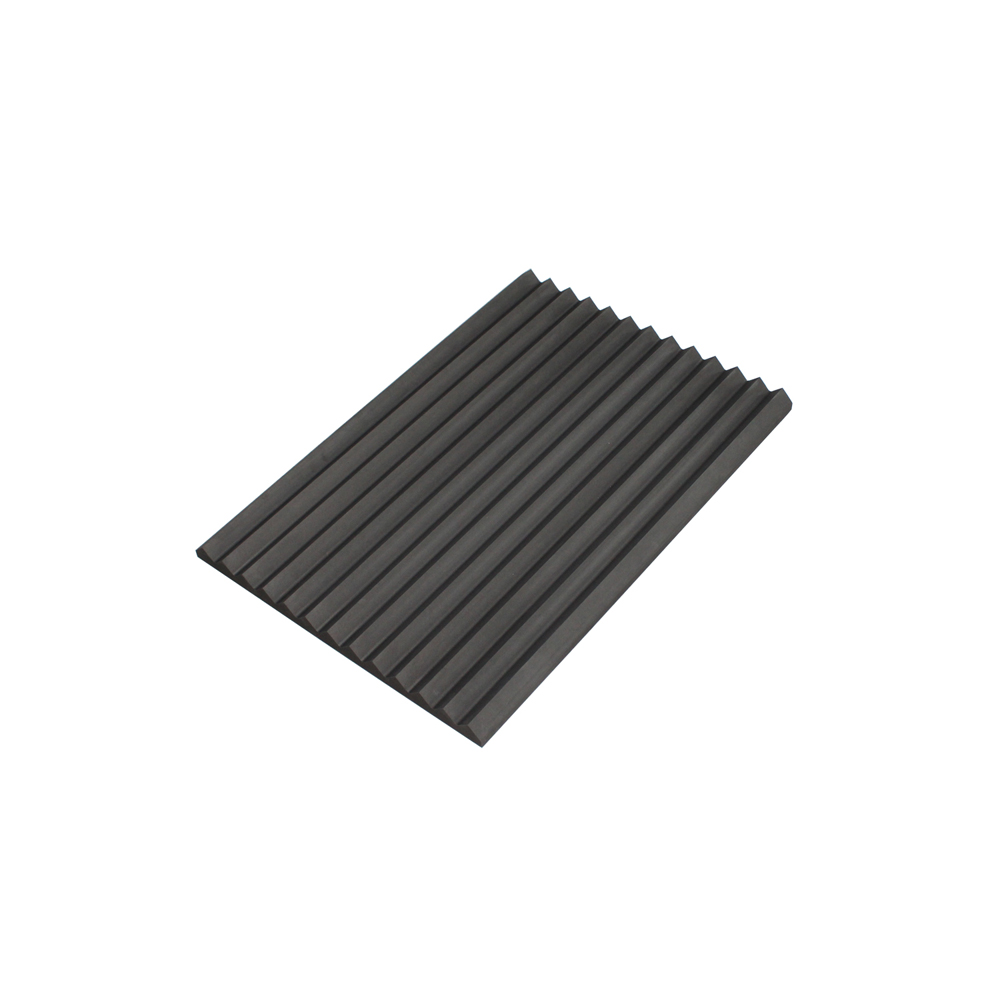 Vue inclin&eacute;e d'une plaque de graphite &agrave; rainure en V gris fonc&eacute; montrant une g&eacute;om&eacute;trie de rainure pr&eacute;cise et une base plate pour un montage industriel