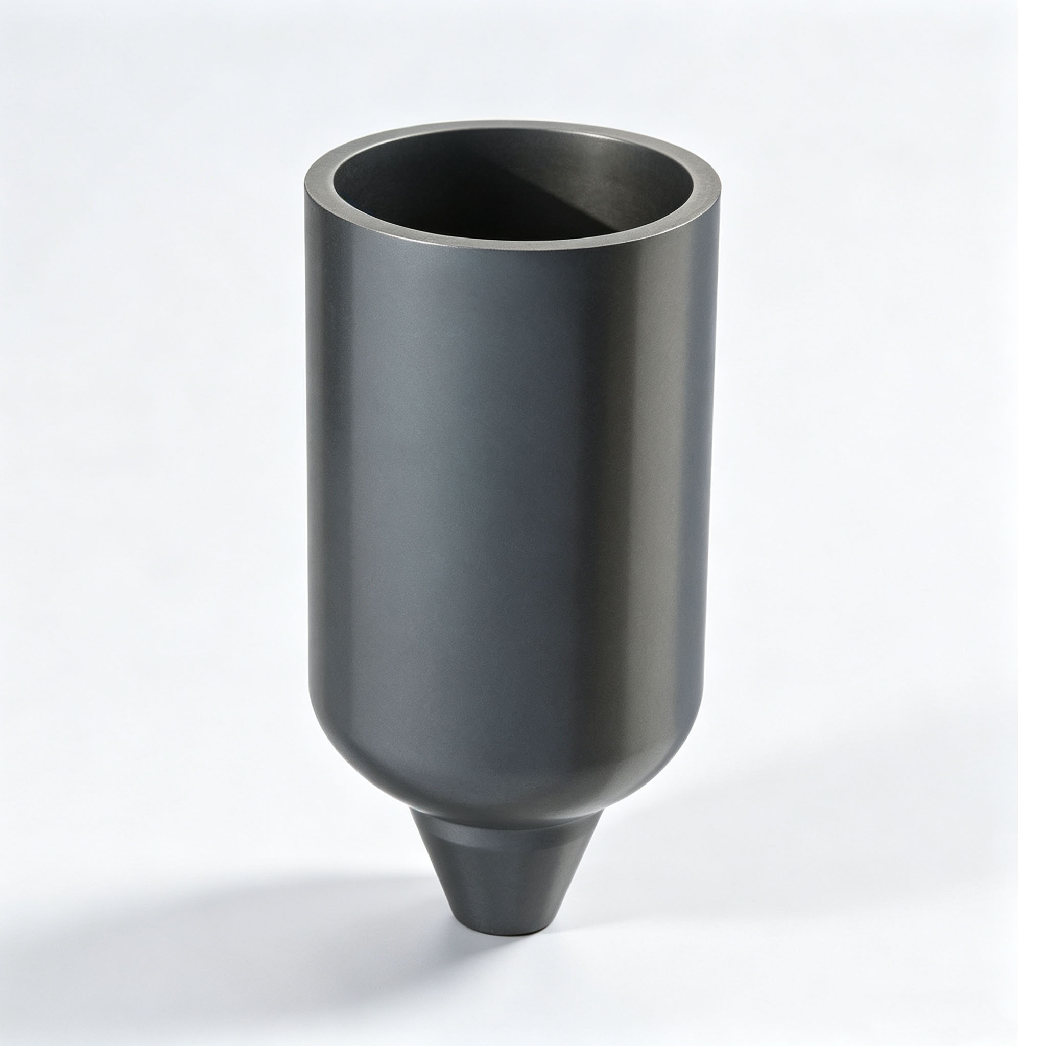 Creuset en graphite form&eacute; d'une seule pi&egrave;ce avec bec central conique, pot en graphite &agrave; paroi int&eacute;rieure lisse pour une d&eacute;charge ininterrompue de m&eacute;tal en fusion