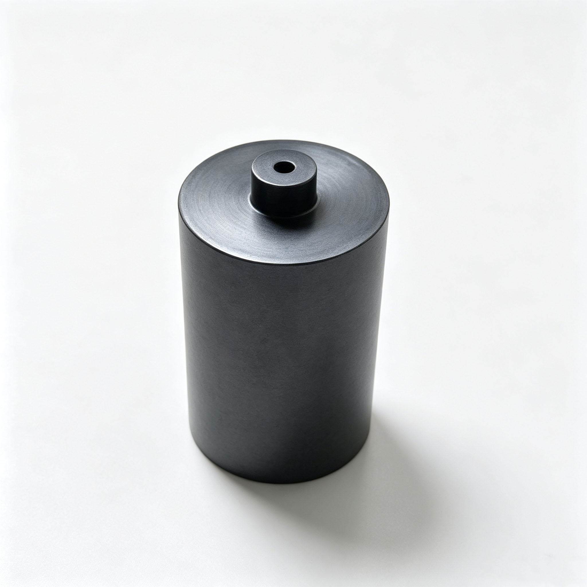 Creuset en graphite isostatique Dense avec trou central unique en bas, r&eacute;cipient en graphite de taille personnalis&eacute;e pour la fusion d'alliages en laboratoire