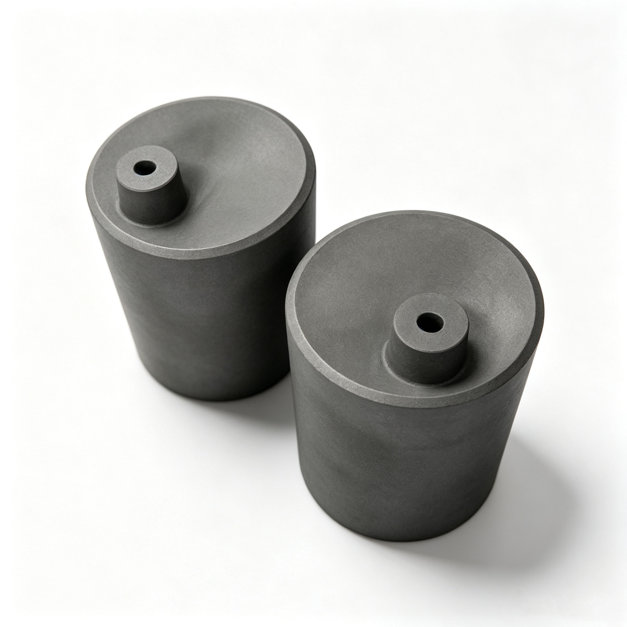 Deux creusets en graphite de haute puret&eacute; de m&ecirc;mes sp&eacute;cifications avec colonne &agrave; trou central, taille personnalis&eacute;e pour la fonderie de m&eacute;taux pr&eacute;cieux
