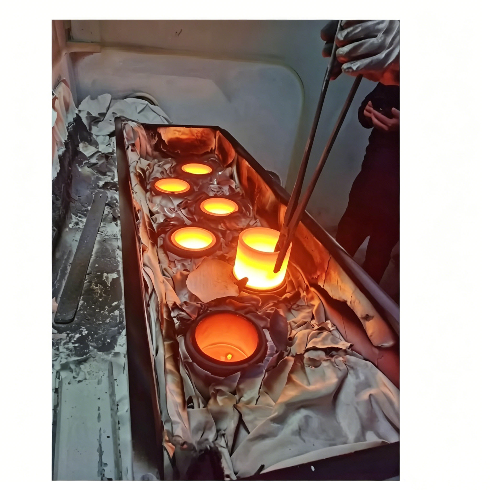 Creusets industriels en graphite dans une ligne de production de rev&ecirc;tement par &eacute;vaporation sous vide, con&ccedil;us pour la fusion continue de l'aluminium et le d&eacute;p&ocirc;t de couches minces