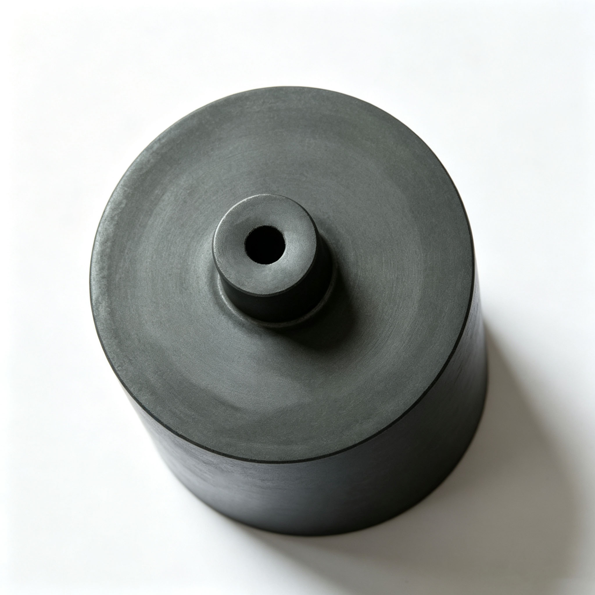 Gros plan de haut en bas d'un creuset en graphite droit de haute puret&eacute;, trou de bec de d&eacute;charge central usin&eacute; avec pr&eacute;cision, mat&eacute;riau en graphite isostatique dense pour r&eacute;sister &agrave; l'&eacute;rosion du m&eacute;tal en fusion &agrave; haute temp&eacute;rature pour les &eacute;quipements de coul&eacute;e continue