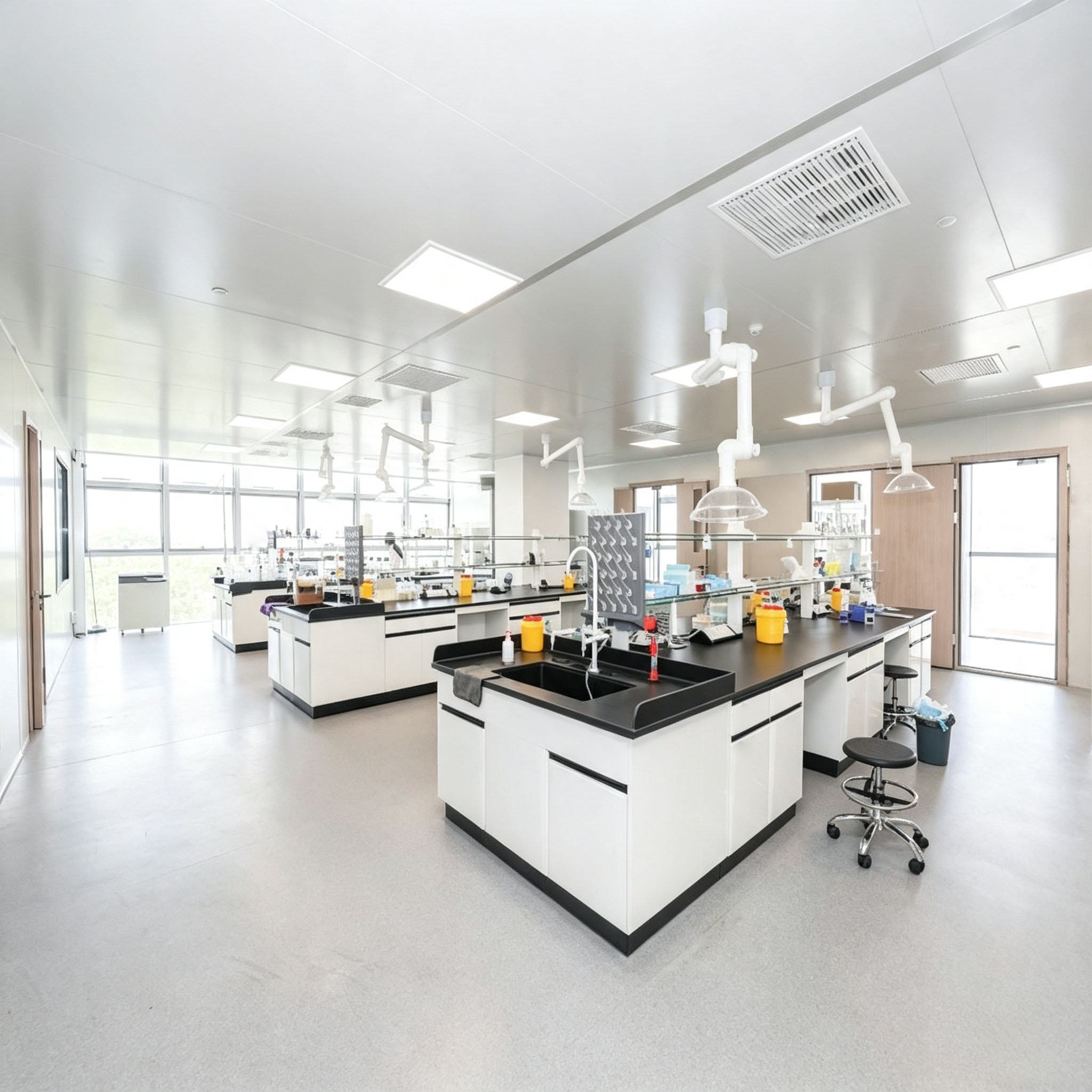 Laboratoire d'essais propres et moderne et spacieux avec &eacute;tablis chimiques, hottes d'extraction de fum&eacute;es, laboratoire d'analyse de la composition des mat&eacute;riaux m&eacute;talliques pour les tests de puret&eacute; des m&eacute;taux pr&eacute;cieux, la recherche sur les alliages, le contr&ocirc;le qualit&eacute; en usine et les exp&eacute;riences sur les mat&eacute;riaux universitaires