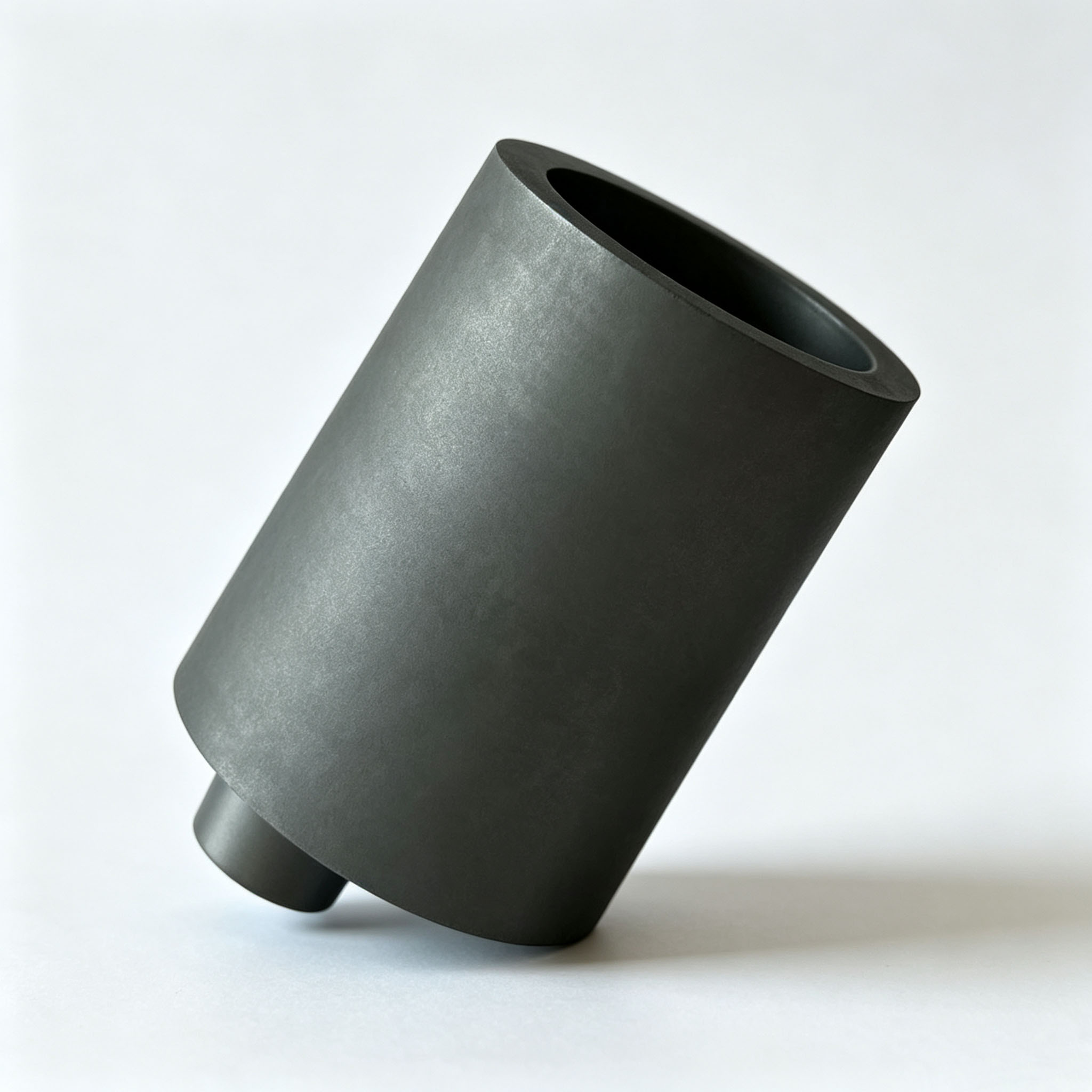Creuset en graphite haute densit&eacute; ouvert inclin&eacute; avec colonne inf&eacute;rieure, r&eacute;sistant aux hautes temp&eacute;ratures pour la fusion des m&eacute;taux pr&eacute;cieux or argent