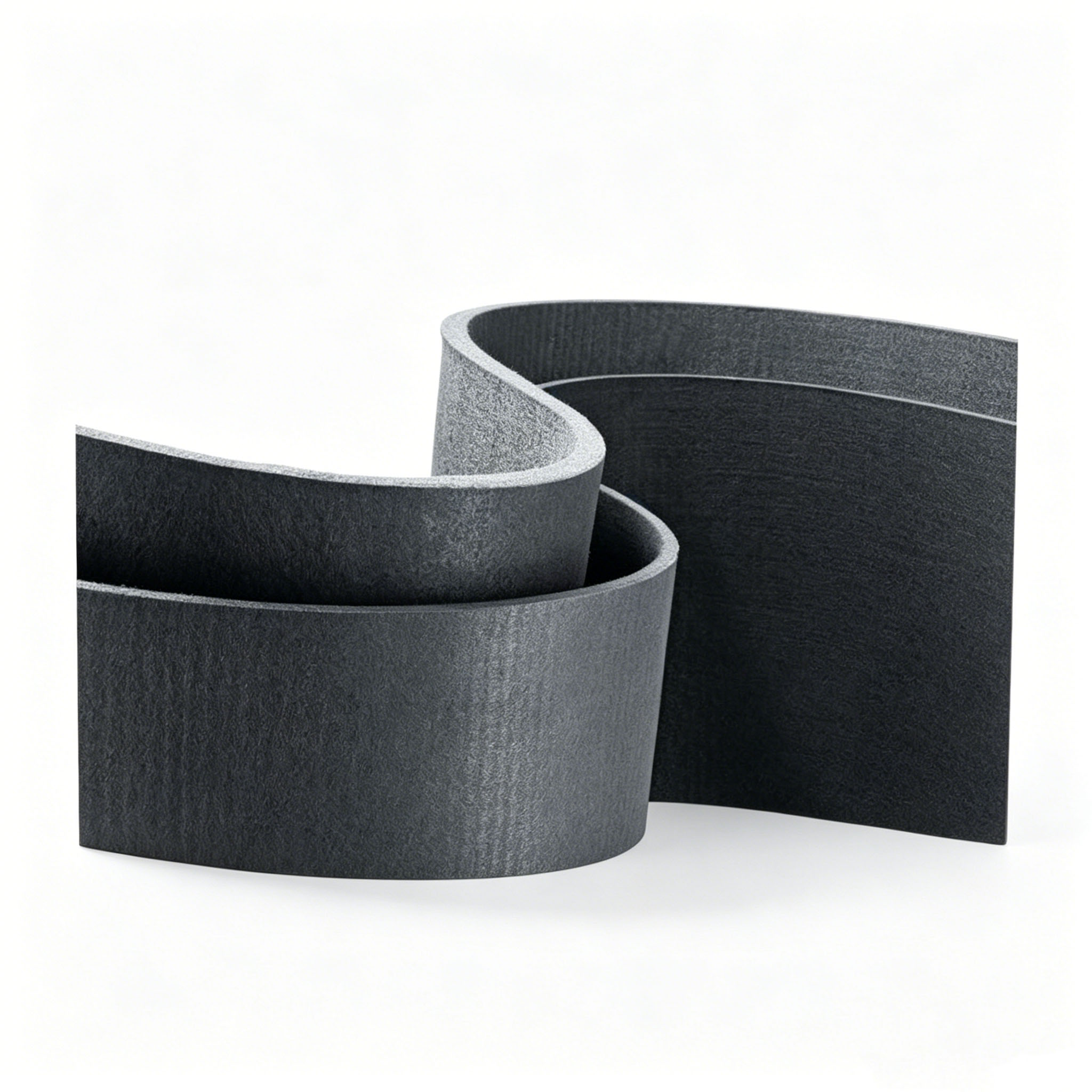 Feutre de graphite souple &agrave; base de rayonne d&eacute;montrant sa flexibilit&eacute; en se courbant en forme de S pour une installation facile dans les chambres de four courb&eacute;es
