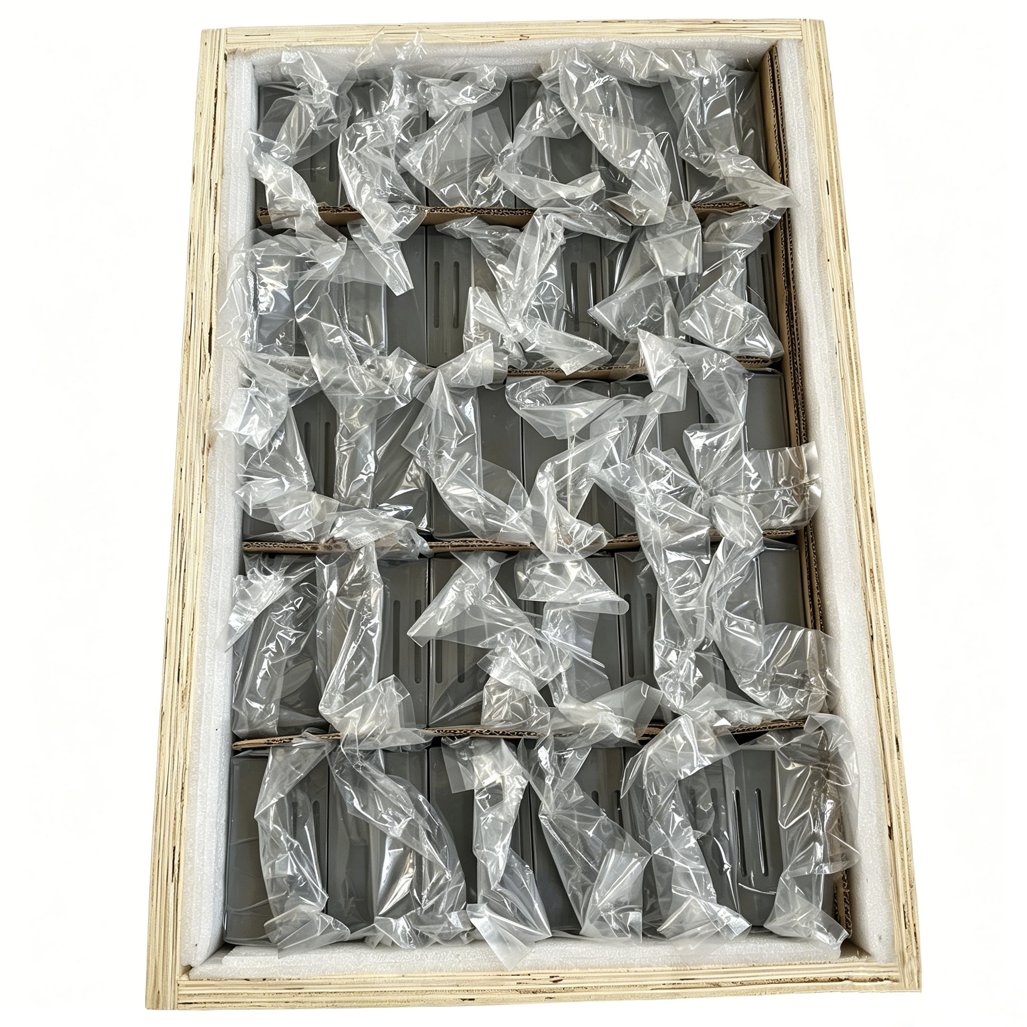 Vue interne montrant un emballage plastique individuel et des inserts en mousse personnalis&eacute;s &agrave; l'int&eacute;rieur de la bo&icirc;te pour &eacute;viter la rupture des creusets en graphite &agrave; anneau unique pendant le transport.