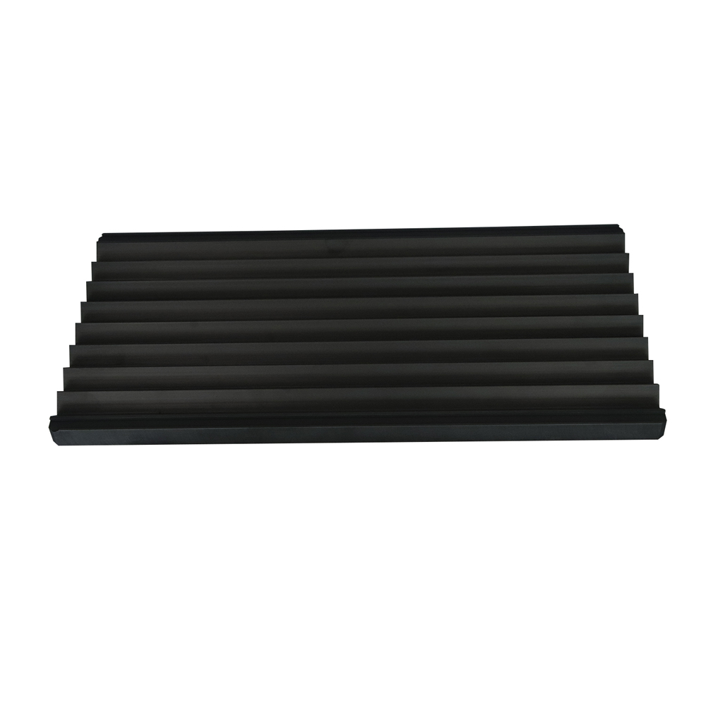 Plaque de graphite rainur&eacute;e &agrave; profil &eacute;tag&eacute; montrant la capacit&eacute; d'usinage CNC &agrave; rainures multi-profondeurs