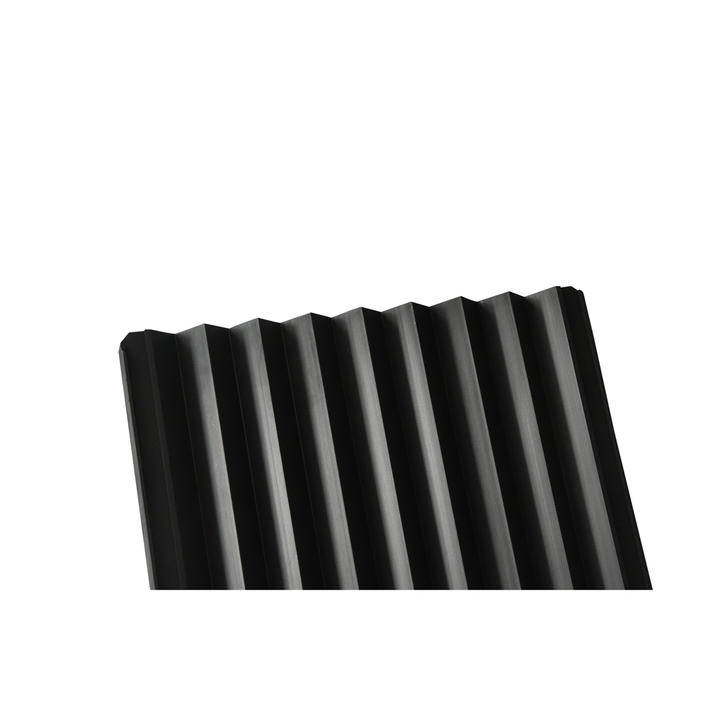 D&eacute;tail du bord de la plaque de graphite rainur&eacute;e montrant un profil de rainure usin&eacute; CNC brillant avec des bords nets et nets