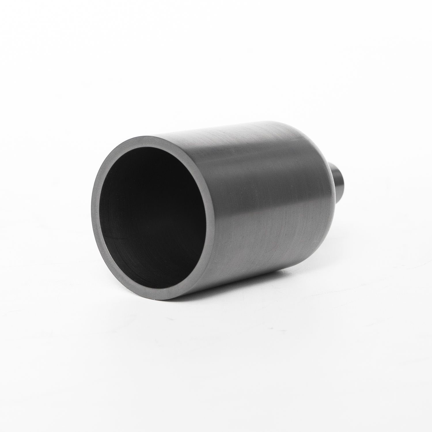Plan lat&eacute;ral d'un creuset en graphite &agrave; cavit&eacute; ouverte avec bec conique int&eacute;gr&eacute;, paroi int&eacute;rieure lisse et polie pour r&eacute;duire l'adh&eacute;rence du m&eacute;tal pour la production de fusion d'or
